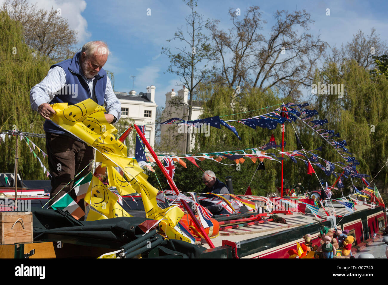 Londra, Regno Unito. Il 30 aprile 2016. I barcaioli decorare il loro narrowboats con bunting e flag per il 2016 Canalway cavalcata festival di Little Venice, Paddington. La manifestazione annuale corre sopra la banca può weekend di vacanza. Credito: Immagini vibranti/Alamy Live News Foto Stock