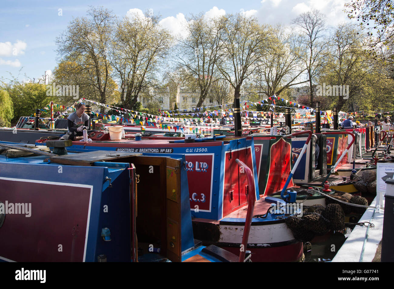 Londra, Regno Unito. Il 30 aprile 2016. I barcaioli decorare il loro narrowboats con bunting e flag per il 2016 Canalway cavalcata festival di Little Venice, Paddington. La manifestazione annuale corre sopra la banca può weekend di vacanza. Credito: Immagini vibranti/Alamy Live News Foto Stock
