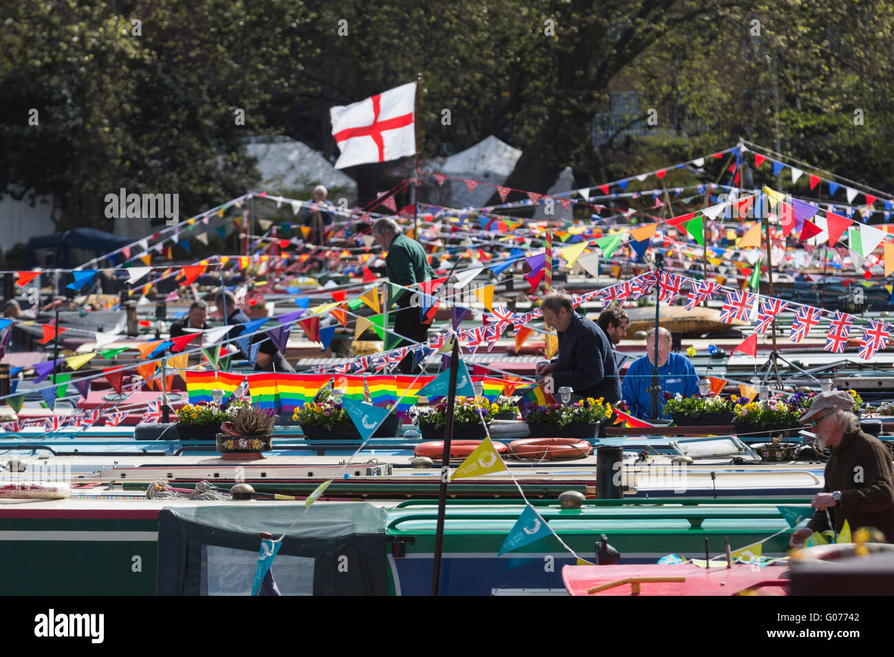 Londra, Regno Unito. Il 30 aprile 2016. I barcaioli decorare il loro narrowboats con bunting e flag per il 2016 Canalway cavalcata festival di Little Venice, Paddington. La manifestazione annuale corre sopra la banca può weekend di vacanza. Credito: Immagini vibranti/Alamy Live News Foto Stock