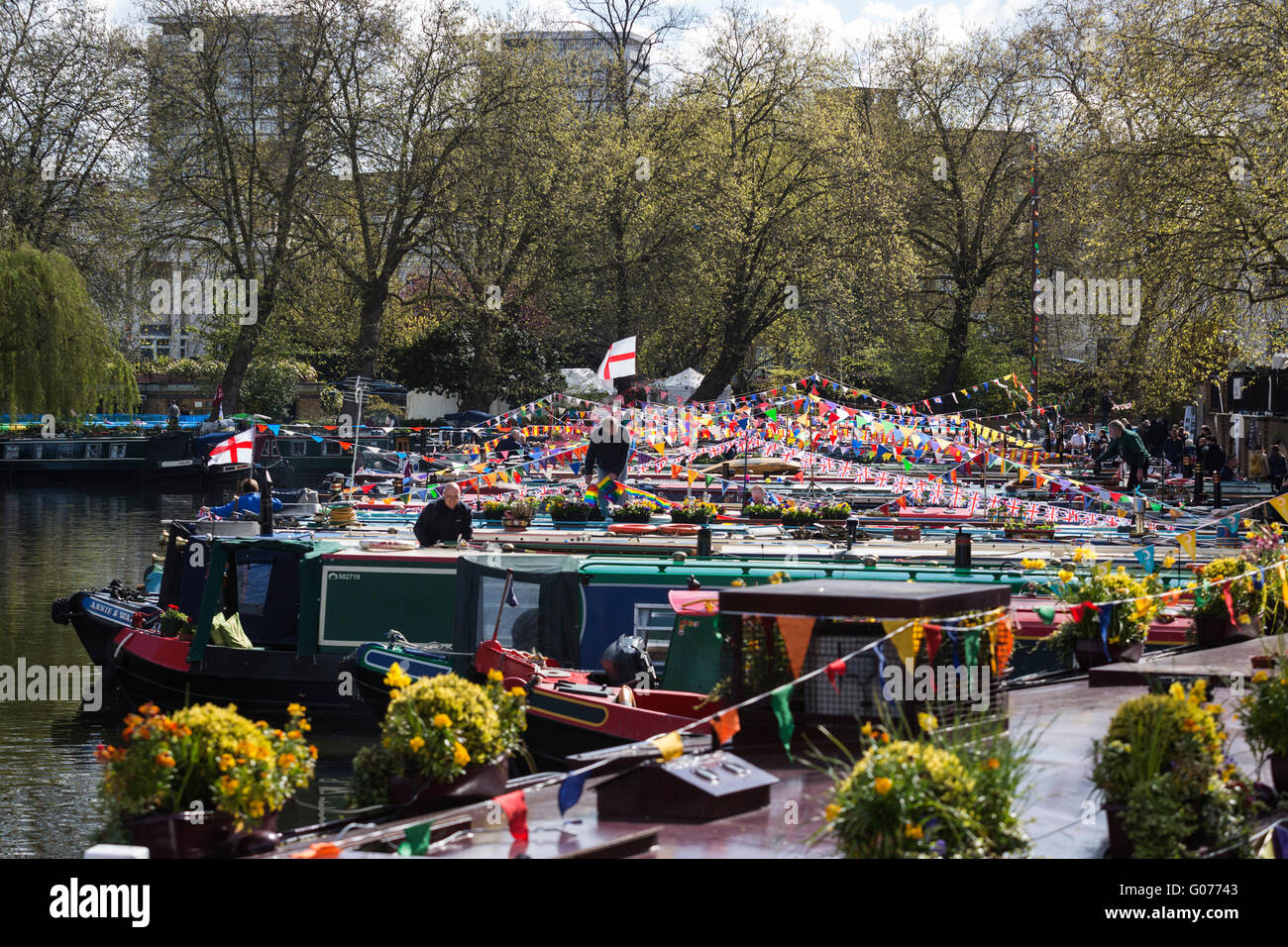 Londra, Regno Unito. Il 30 aprile 2016. I barcaioli decorare il loro narrowboats con bunting e flag per il 2016 Canalway cavalcata festival di Little Venice, Paddington. La manifestazione annuale corre sopra la banca può weekend di vacanza. Credito: Immagini vibranti/Alamy Live News Foto Stock