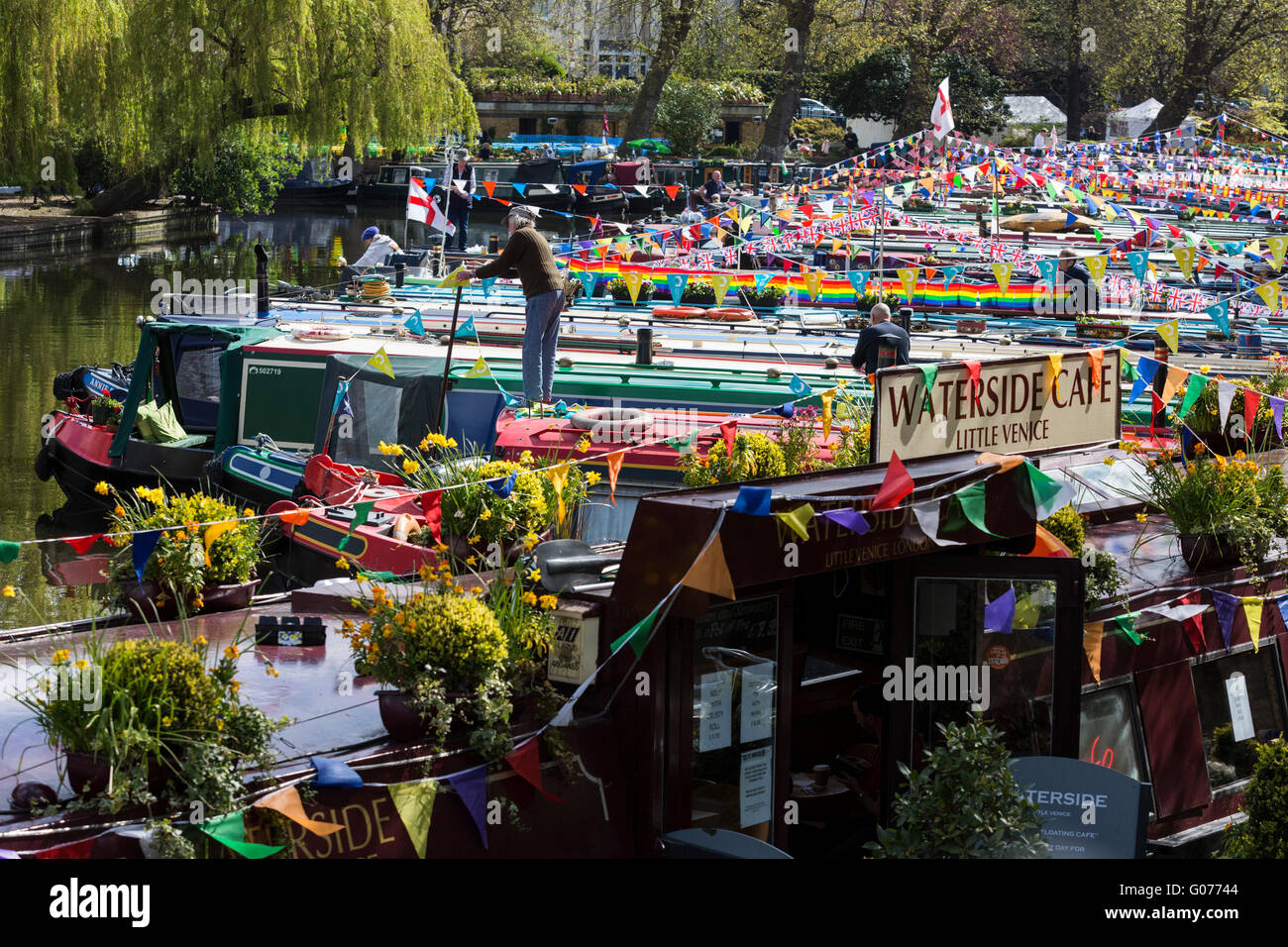 Londra, Regno Unito. Il 30 aprile 2016. I barcaioli decorare il loro narrowboats con bunting e flag per il 2016 Canalway cavalcata festival di Little Venice, Paddington. La manifestazione annuale corre sopra la banca può weekend di vacanza. Credito: Immagini vibranti/Alamy Live News Foto Stock