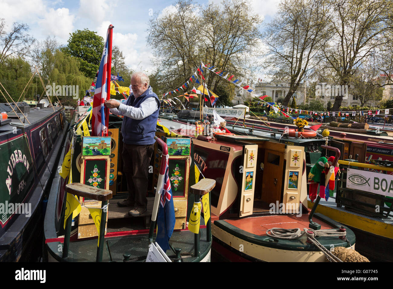 Londra, Regno Unito. Il 30 aprile 2016. I barcaioli decorare il loro narrowboats con bunting e flag per il 2016 Canalway cavalcata festival di Little Venice, Paddington. La manifestazione annuale corre sopra la banca può weekend di vacanza. Credito: Immagini vibranti/Alamy Live News Foto Stock
