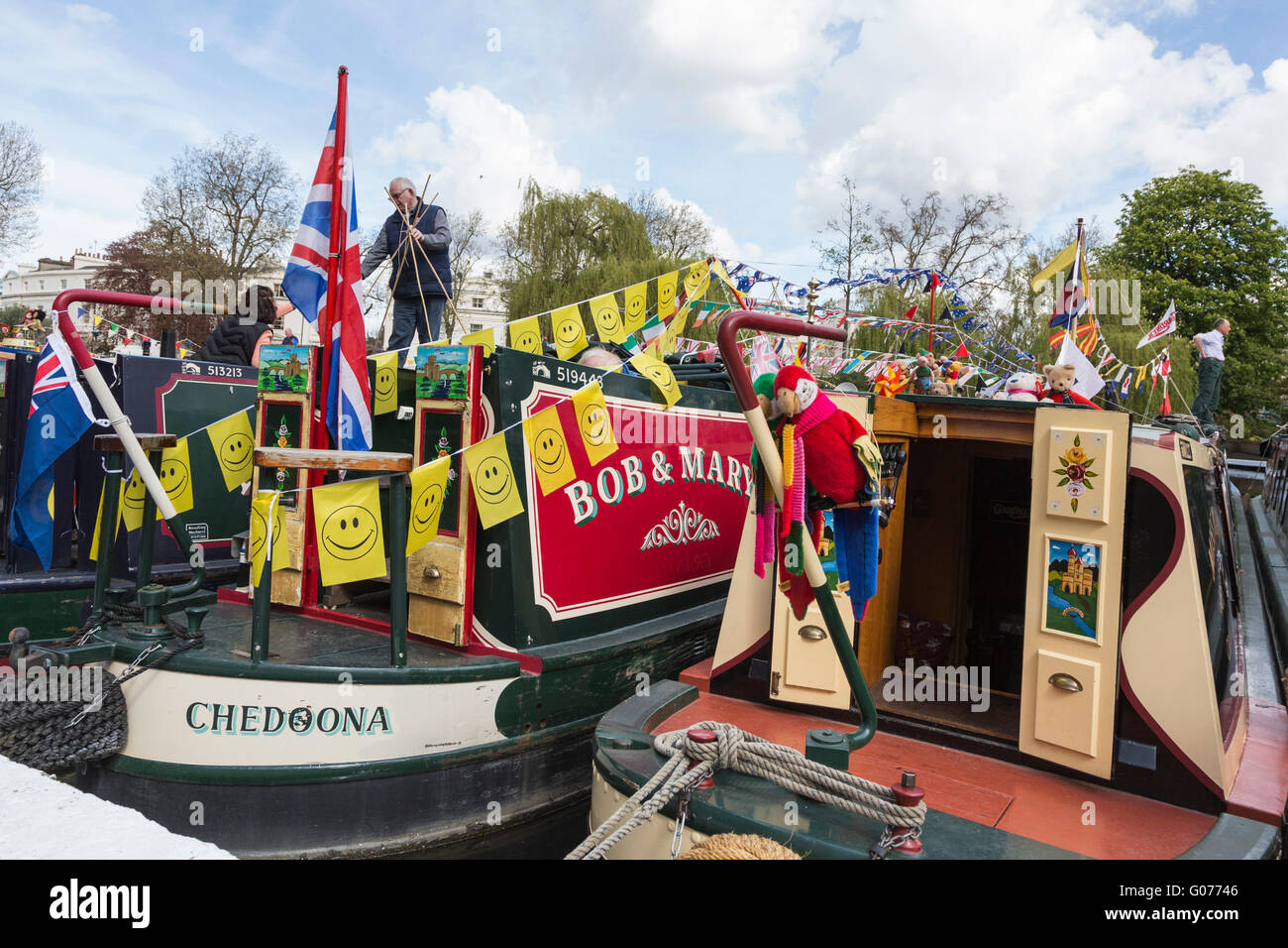 Londra, Regno Unito. Il 30 aprile 2016. I barcaioli decorare il loro narrowboats con bunting e flag per il 2016 Canalway cavalcata festival di Little Venice, Paddington. La manifestazione annuale corre sopra la banca può weekend di vacanza. Credito: Immagini vibranti/Alamy Live News Foto Stock