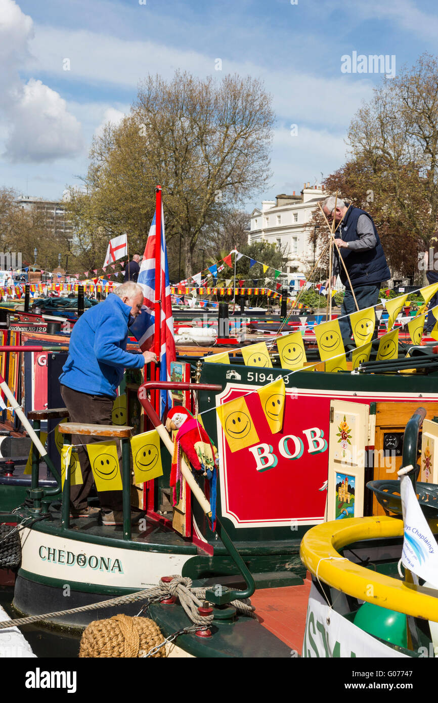 Londra, Regno Unito. Il 30 aprile 2016. I barcaioli decorare il loro narrowboats con bunting e flag per il 2016 Canalway cavalcata festival di Little Venice, Paddington. La manifestazione annuale corre sopra la banca può weekend di vacanza. Credito: Immagini vibranti/Alamy Live News Foto Stock
