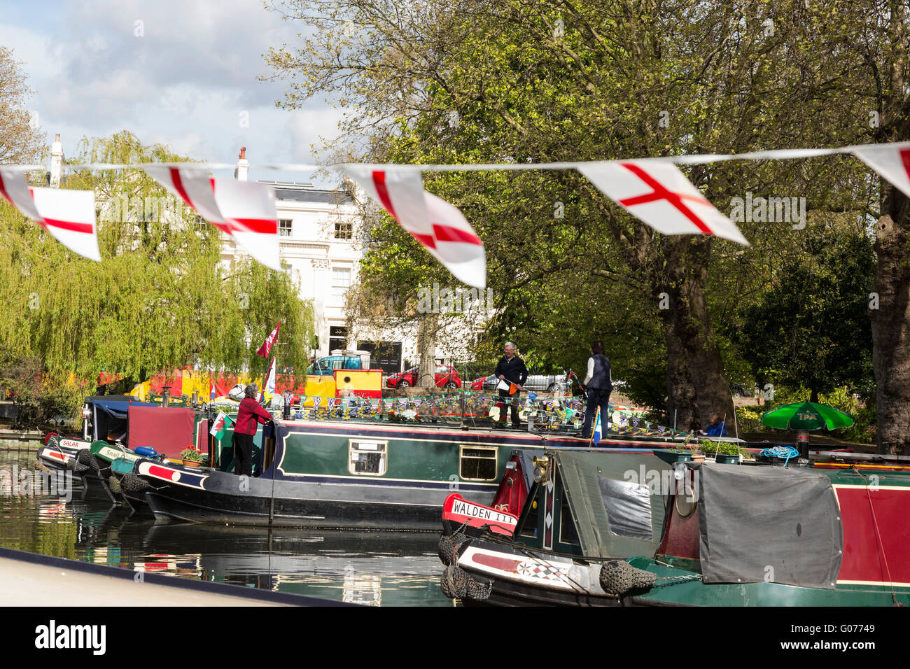 Londra, Regno Unito. Il 30 aprile 2016. I barcaioli decorare il loro narrowboats con bunting e flag per il 2016 Canalway cavalcata festival di Little Venice, Paddington. La manifestazione annuale corre sopra la banca può weekend di vacanza. Credito: Immagini vibranti/Alamy Live News Foto Stock