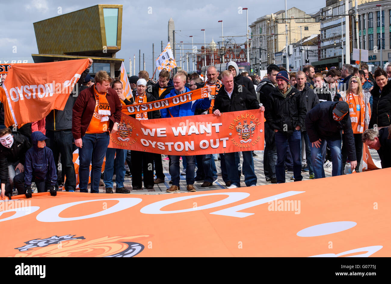 Blackpool, Regno Unito. Il 30 aprile, 2016. Una grande manifestazione ha avuto luogo a partire dalla commedia moquette sotto la mitica Torre di Blackpool, esigente immediate dimissioni del presidente di blackpool football club, karl oyston. La famiglia oyston sono stati a lungo tenuto in contempy dai tifosi del club che conducono a un certo numero di cause della Corte di giustizia in cui la famiglia oyston sued un certo numero di ventole per diffamazione. Credito: barrie harwood/alamy live news Foto Stock