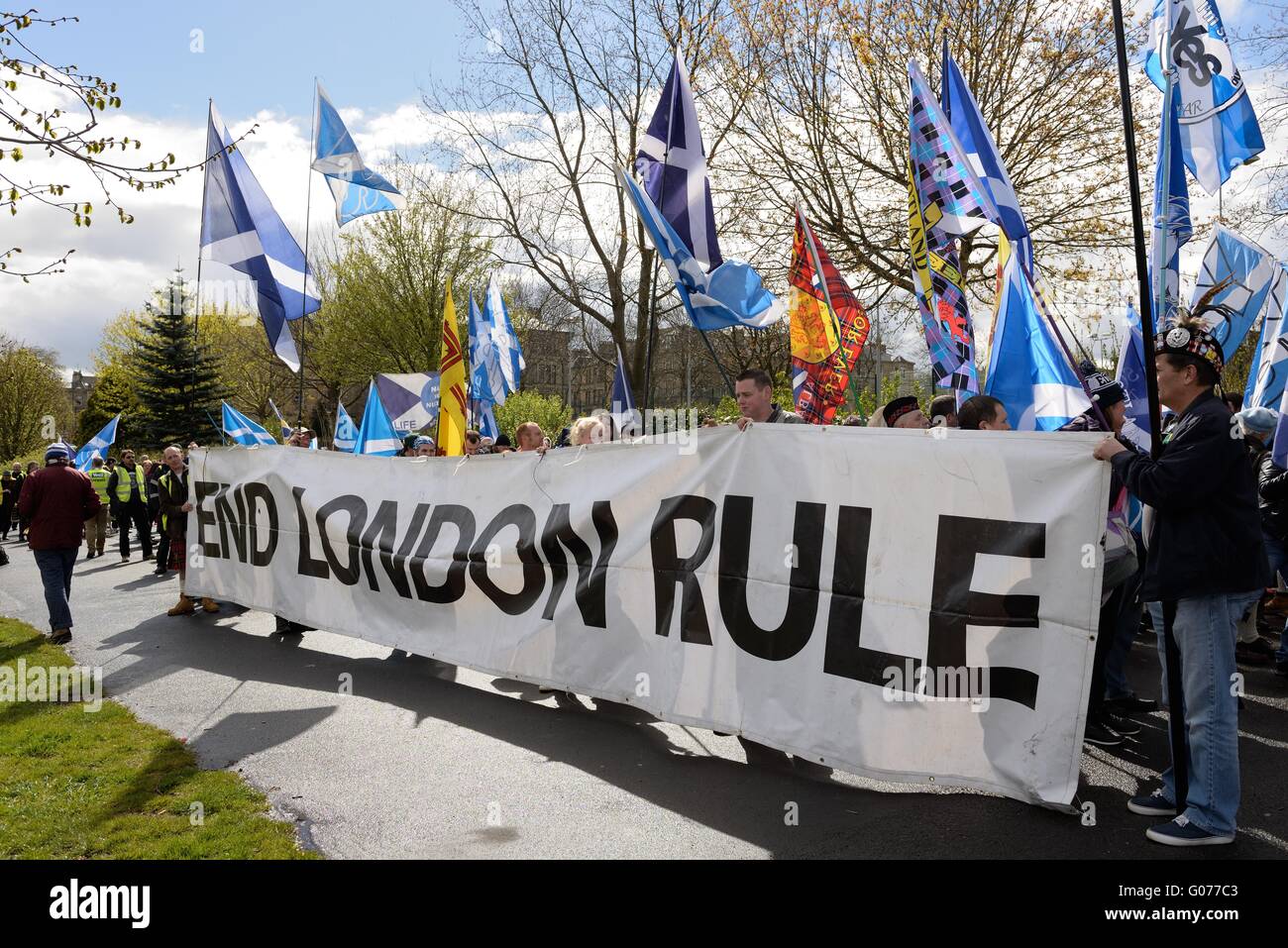 Glasgow, Scozia. Il 30 marzo, 2016. Le persone si radunano sotto un 'fine regola di Londra' banner per un mese di marzo per l'indipendenza attraverso il centro della città di Glasgow. Foto Stock