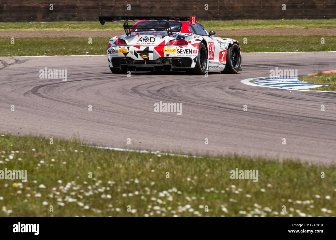 Il circuito di Rockingham, UK. Il 30 aprile, 2016. BritishGT presso il Circuito di Rockingham. #7 AMD Tuning.com BMW Z4 GT3 pilotato da Lee Mowle/Joe Osborne Credito: Steven roe/Alamy Live News Foto Stock