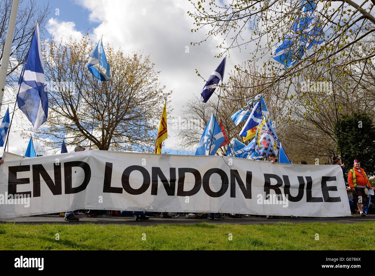 Glasgow, Scozia. Il 30 marzo, 2016. Le persone si radunano sotto un 'fine regola di Londra' banner per un mese di marzo per l'indipendenza attraverso il centro della città di Glasgow. Foto Stock