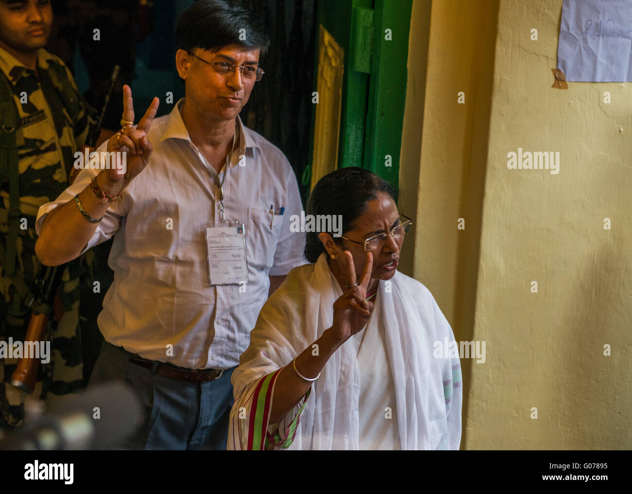 Kolkata, India. 30 apr, 2016. Il Bengala Occidentale il capo di ministro e di tutta l India Trinamool Congress [ ] TMC Supremo Mamata Banerjee voto decisivo per la quinta fase il gruppo di stato elezioni all'interno di una stazione di polling, Bhawanipur. Gruppo di stato elezioni nel Bengala Occidentale si svolgono dal 4 Aprile al 5 maggio. Credito: Debajyoti Das/Pacific Press/Alamy Live News Foto Stock