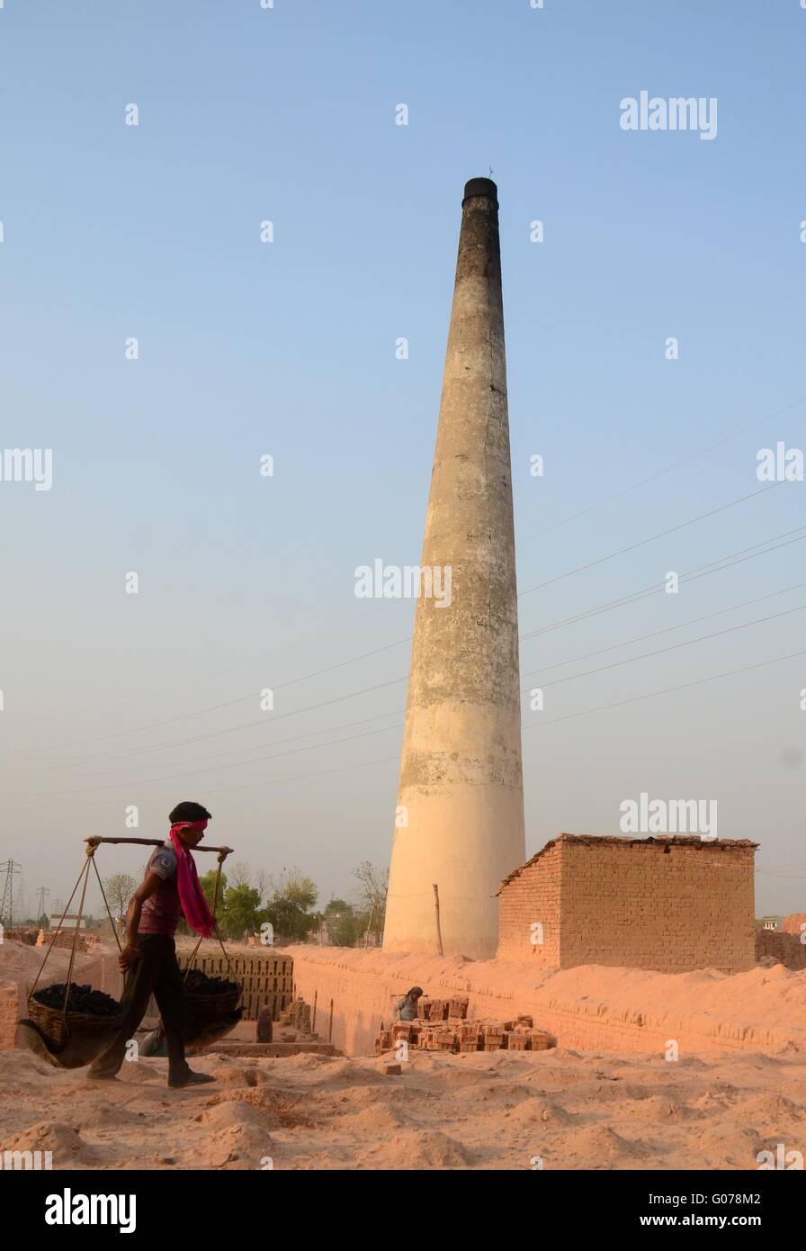 Di Allahabad, Uttar Pradesh, India. 30 apr, 2016. Di Allahabad: un lavoro che trasportano carbone a una fabbrica di mattoni alla vigilia della Festa del Lavoro in Allahabad il 30 aprile 2016, International giorno della festa dei lavoratori, noto anche come Festa del lavoro in alcuni luoghi è una celebrazione degli operai e delle classi lavoratrici che viene promosso dalla international movimento operaio, anarchici, socialisti e comunisti e si verifica ogni anno il giorno di maggio, 1 maggio, un antico europeo vacanze di primavera. © Prabhat Kumar Verma/ZUMA filo/Alamy Live News Foto Stock