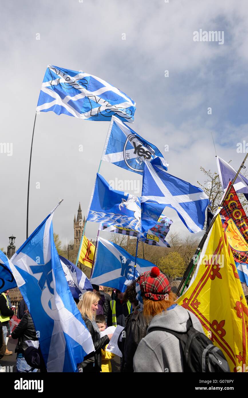 Kelvingrove Park, Glasgow, Scozia. Il 30 marzo, 2016. Le persone si radunano sotto le bandiere scozzesi per un'indipendenza marzo attraverso il centro della città di Glasgow. Foto Stock