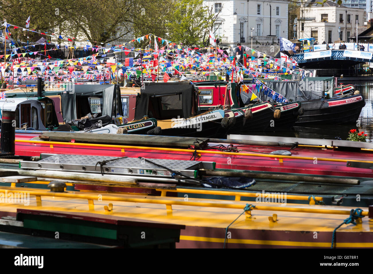 Londra, Regno Unito. Il 30 aprile 2016. Decorate con narrowboats bunting e bandiere del 2016 Canalway cavalcata festival di Little Venice, Paddington. La manifestazione annuale corre sopra la banca può weekend di vacanza. Credito: Immagini vibranti/Alamy Live News Foto Stock