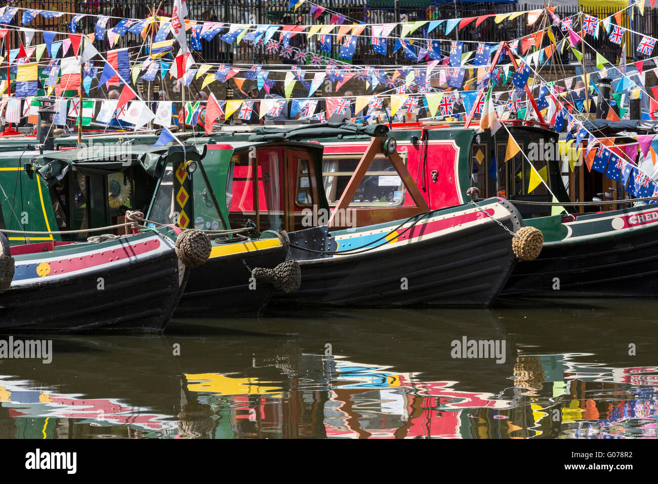 Londra, Regno Unito. Il 30 aprile 2016. Decorate con narrowboats bunting e bandiere del 2016 Canalway cavalcata festival di Little Venice, Paddington. La manifestazione annuale corre sopra la banca può weekend di vacanza. Credito: Immagini vibranti/Alamy Live News Foto Stock