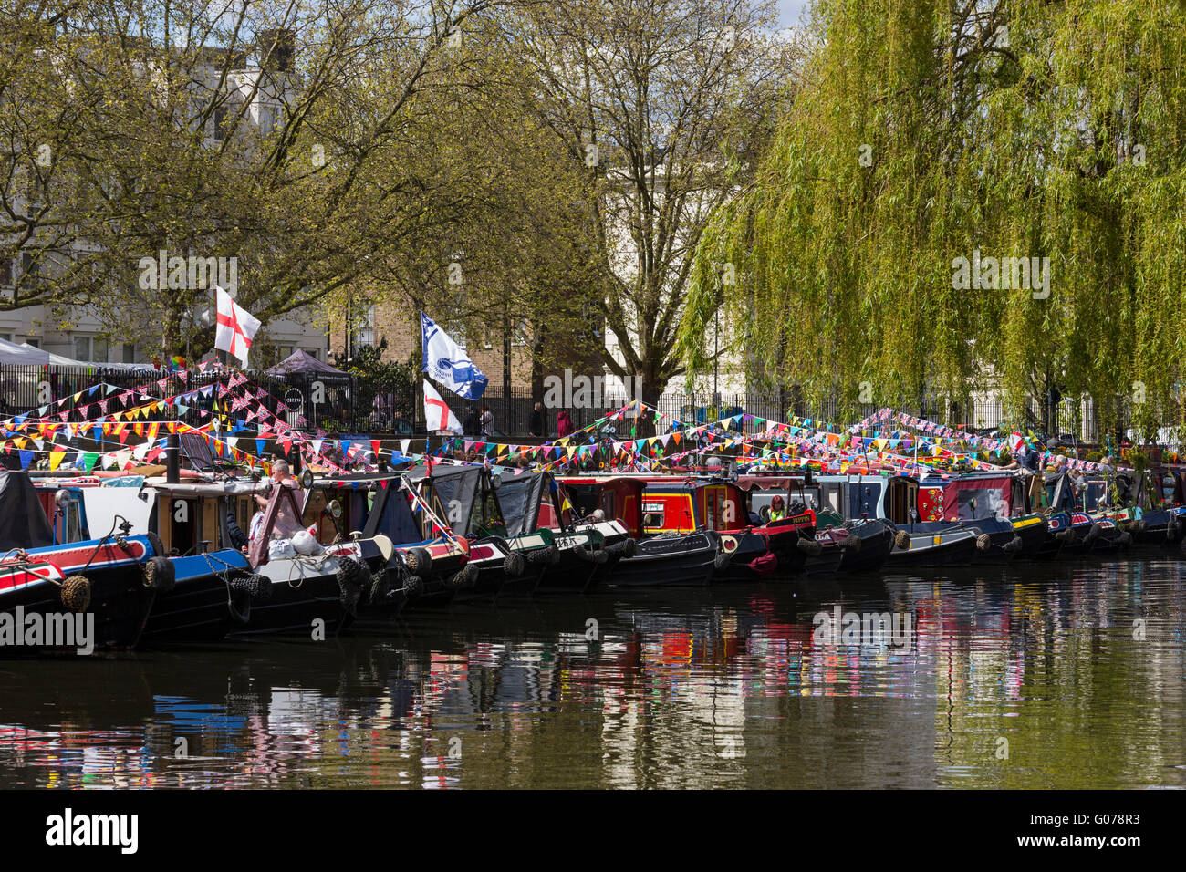 Londra, Regno Unito. Il 30 aprile 2016. Decorate con narrowboats bunting e bandiere del 2016 Canalway cavalcata festival di Little Venice, Paddington. La manifestazione annuale corre sopra la banca può weekend di vacanza. Credito: Immagini vibranti/Alamy Live News Foto Stock