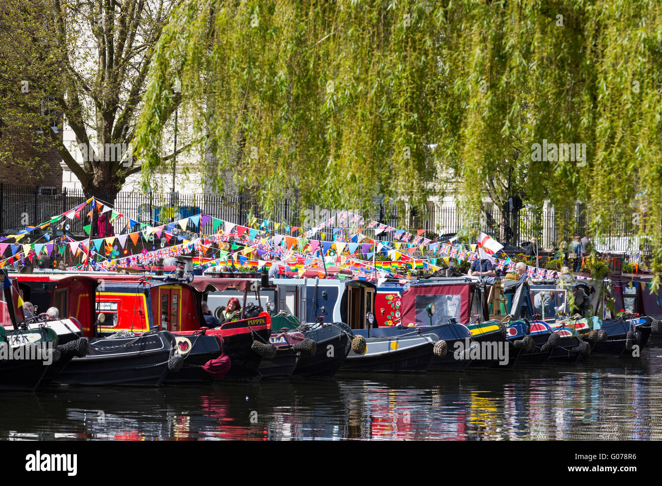 Londra, Regno Unito. Il 30 aprile 2016. Decorate con narrowboats bunting e bandiere del 2016 Canalway cavalcata festival di Little Venice, Paddington. La manifestazione annuale corre sopra la banca può weekend di vacanza. Credito: Immagini vibranti/Alamy Live News Foto Stock