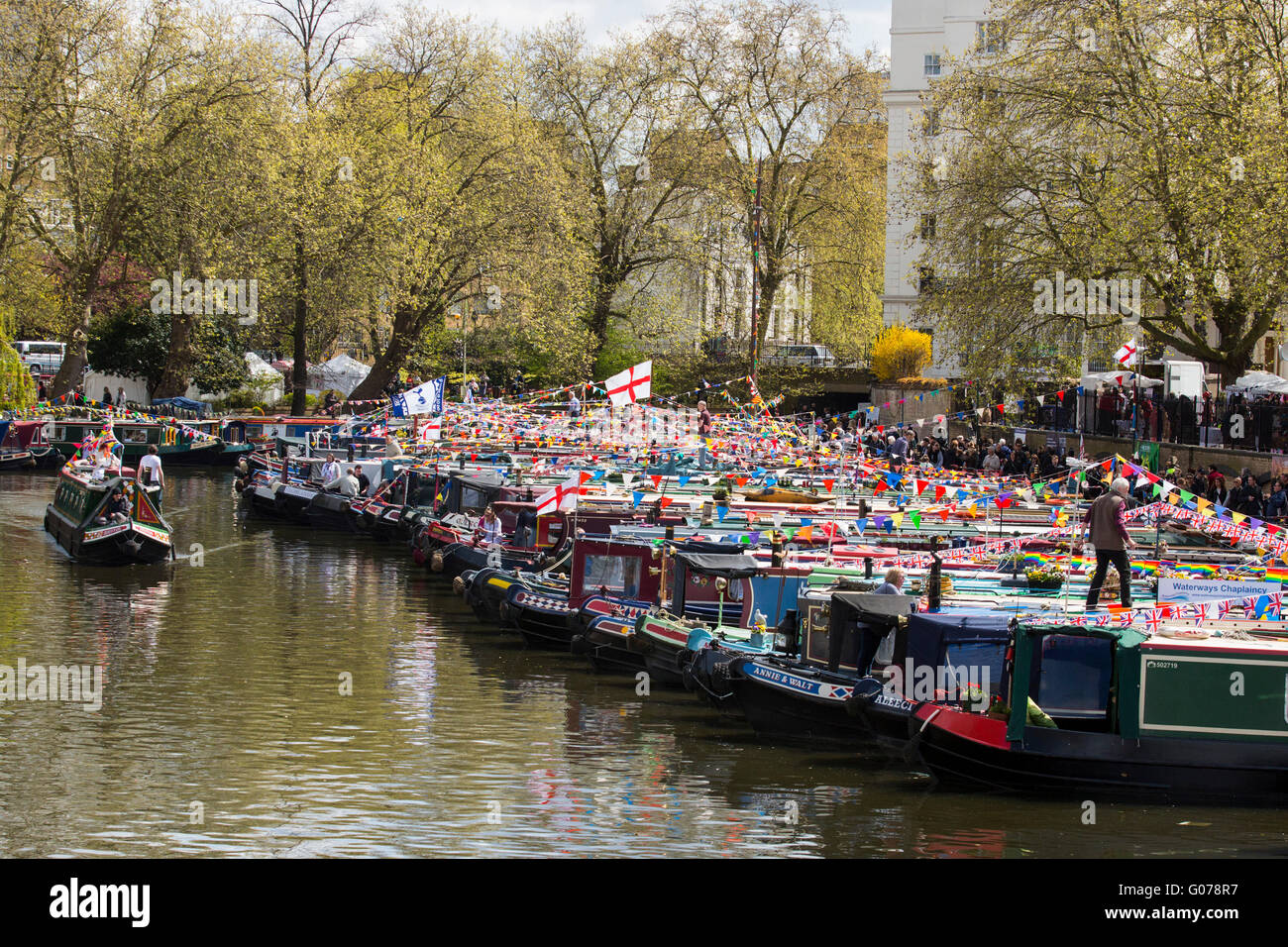 Londra, Regno Unito. Il 30 aprile 2016. Decorate con narrowboats bunting e bandiere del 2016 Canalway cavalcata festival di Little Venice, Paddington. La manifestazione annuale corre sopra la banca può weekend di vacanza. Credito: Immagini vibranti/Alamy Live News Foto Stock