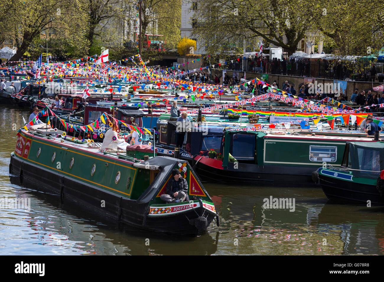 Londra, Regno Unito. Il 30 aprile 2016. Decorate con narrowboats bunting e bandiere del 2016 Canalway cavalcata festival di Little Venice, Paddington. La manifestazione annuale corre sopra la banca può weekend di vacanza. Credito: Immagini vibranti/Alamy Live News Foto Stock