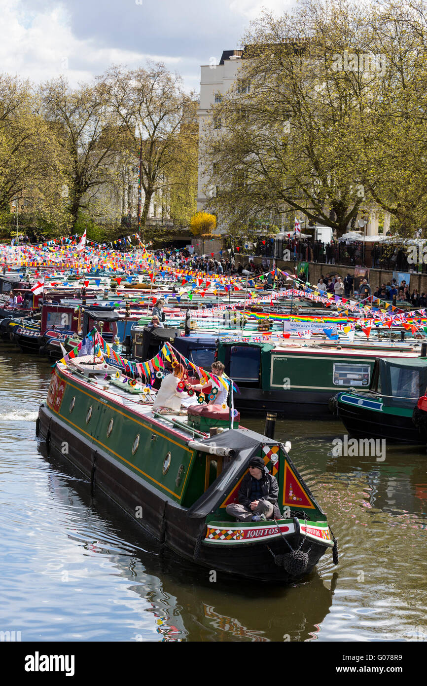 Londra, Regno Unito. Il 30 aprile 2016. Decorate con narrowboats bunting e bandiere del 2016 Canalway cavalcata festival di Little Venice, Paddington. La manifestazione annuale corre sopra la banca può weekend di vacanza. Credito: Immagini vibranti/Alamy Live News Foto Stock