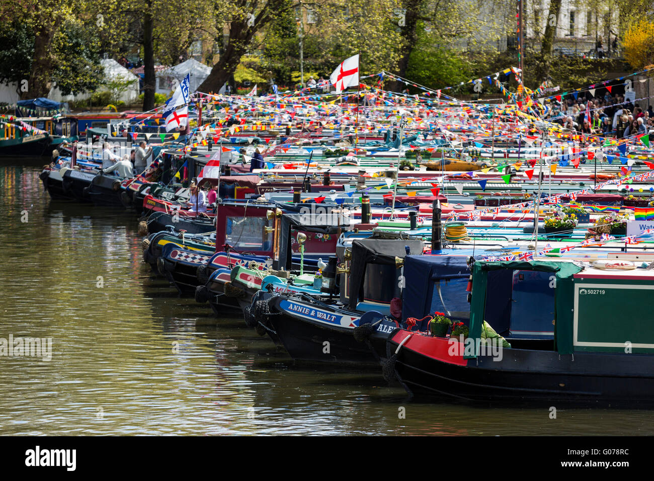 Londra, Regno Unito. Il 30 aprile 2016. Decorate con narrowboats bunting e bandiere del 2016 Canalway cavalcata festival di Little Venice, Paddington. La manifestazione annuale corre sopra la banca può weekend di vacanza. Credito: Immagini vibranti/Alamy Live News Foto Stock