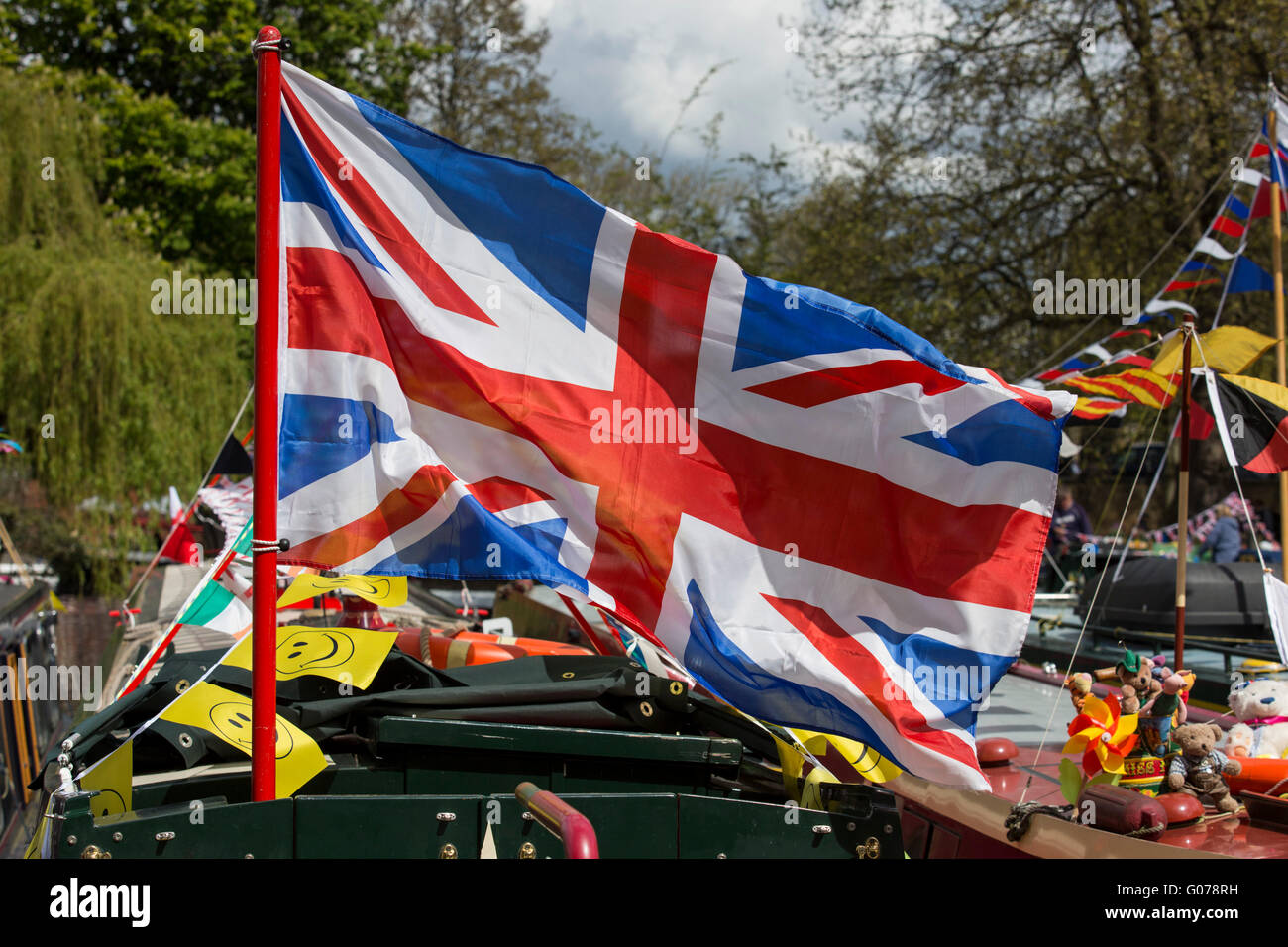 Londra, Regno Unito. Il 30 aprile 2016. Decorate con narrowboats bunting e bandiere del 2016 Canalway cavalcata festival di Little Venice, Paddington. La manifestazione annuale corre sopra la banca può weekend di vacanza. Credito: Immagini vibranti/Alamy Live News Foto Stock