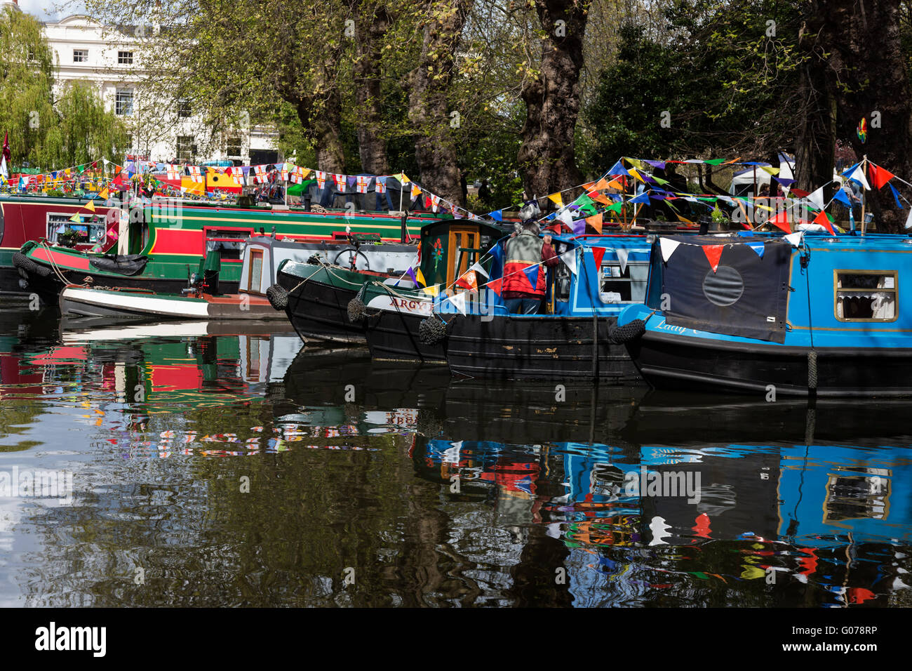 Londra, Regno Unito. Il 30 aprile 2016. Decorate con narrowboats bunting e bandiere del 2016 Canalway cavalcata festival di Little Venice, Paddington. La manifestazione annuale corre sopra la banca può weekend di vacanza. Credito: Immagini vibranti/Alamy Live News Foto Stock