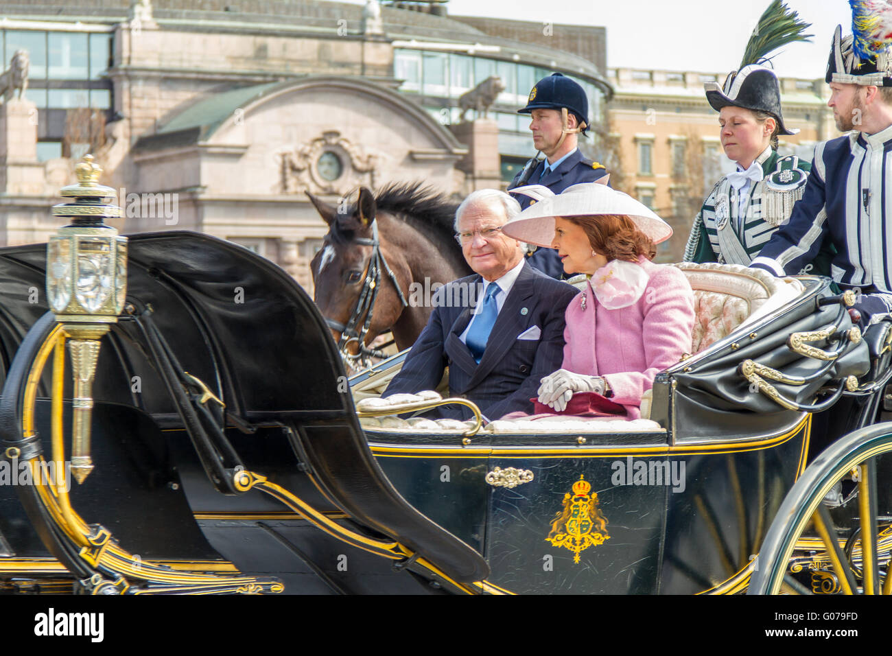 Stoccolma, Svezia. 30 apr, 2016. Il re svedese Carl Gustaf (L,) anteriore e la Regina Silvia (R, anteriore) salutare il ben wishers in corteo dal Palazzo Reale di Stoccolma per il Municipio di Stoccolma durante le celebrazioni del Re il settantesimo compleanno di Stoccolma, la capitale della Svezia, 30 aprile 2016. Credito: Wei Xuechao/Xinhua/Alamy Live News Foto Stock