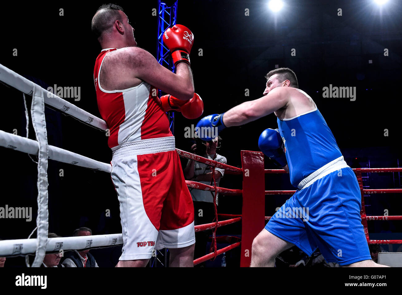 Roberto Cammarelle (R) Italiano campione olimpionico, combatté la sua ultima lotta contro Ahmed El Ghazi. (Foto di Gaetano Piazzolla/Pacific Stampa) Foto Stock