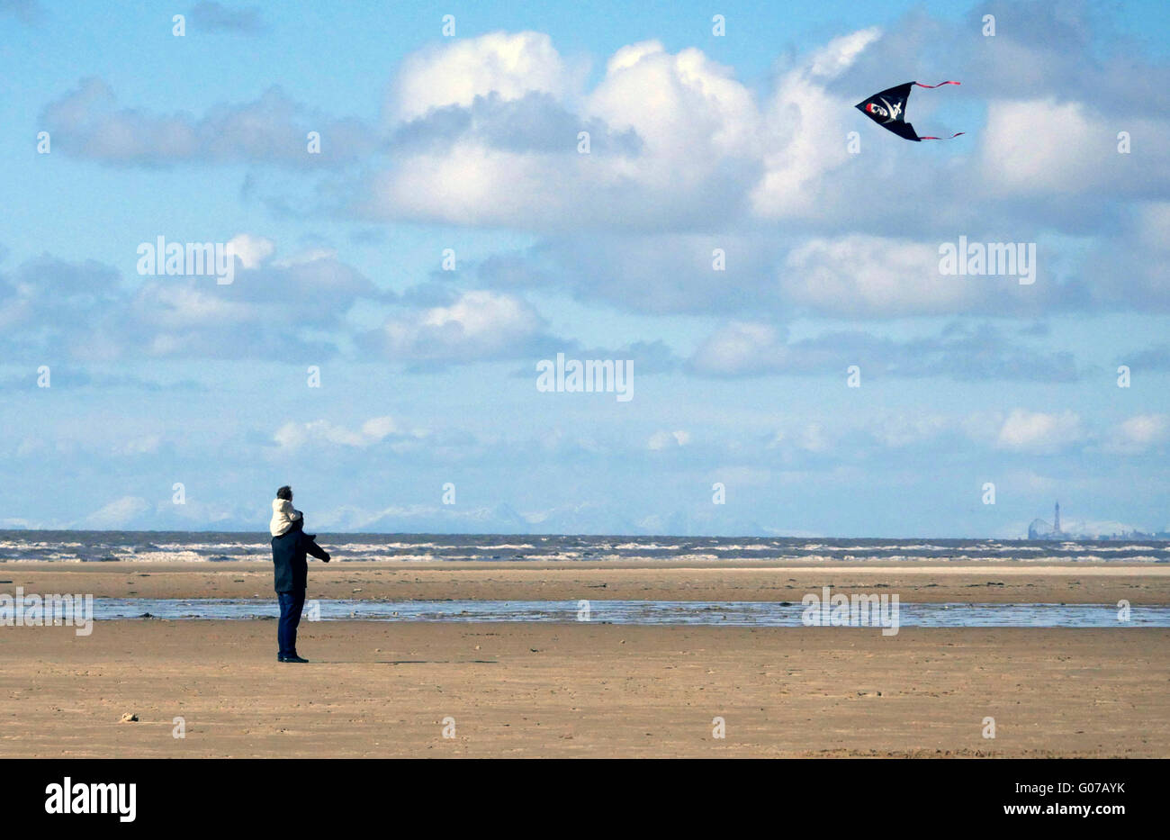 Meteo. Giornata di sole in Ainsdale Merseyside. Regno Unito il 30 aprile 2016. Godendo di una soleggiata giornata di primavera presso la spiaggia Credito: Alan Edwards/Alamy Live News Foto Stock