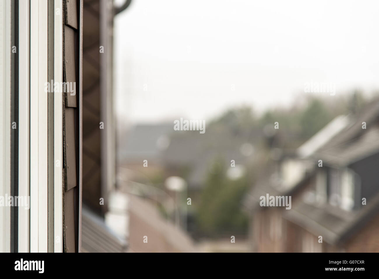 Vista da una finestra mansarda della zona residenziale Foto Stock