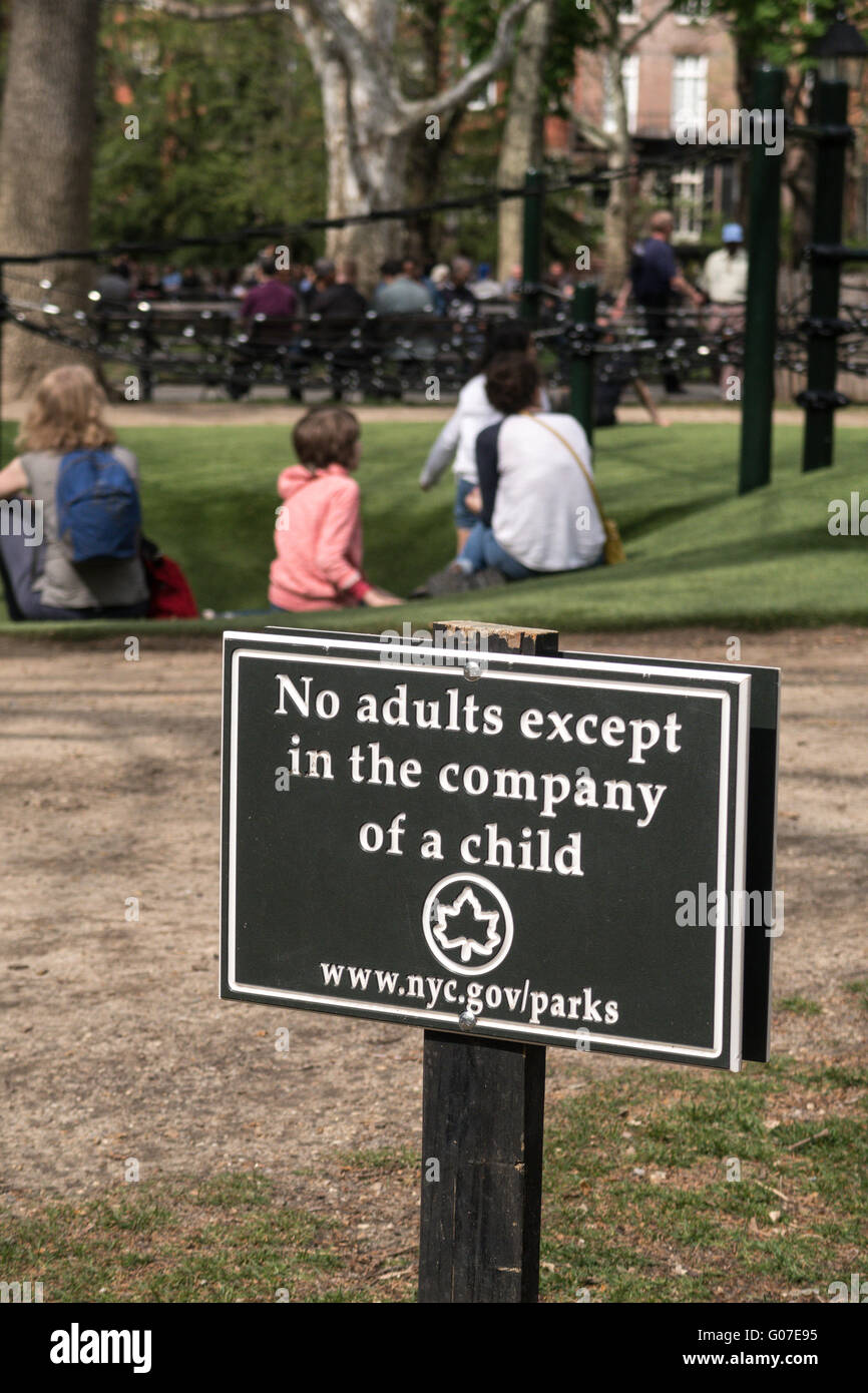 N. adulti eccetto in compagnia di un bambino segno, parco giochi, Washington Square Park, New York, Stati Uniti d'America Foto Stock