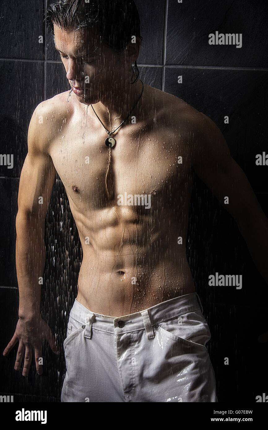L'uomo sotto la doccia Foto stock - Alamy