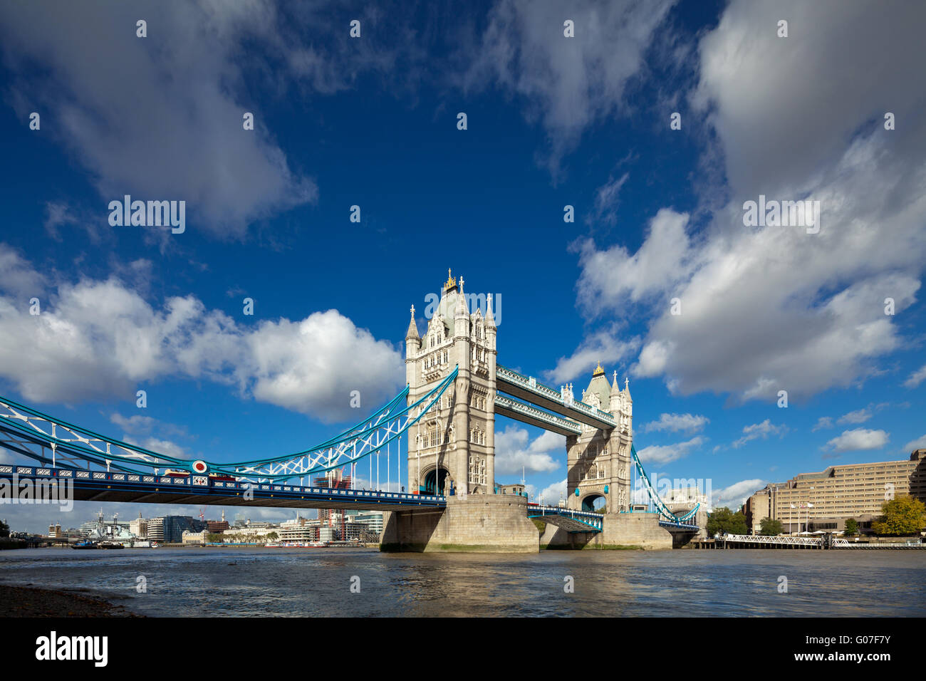 Il famoso Tower Bridge di Londra, Regno Unito Foto Stock