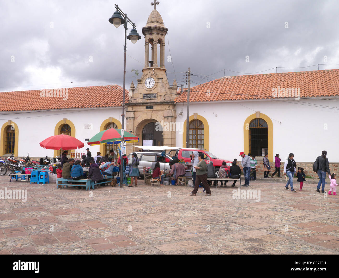 Plaza Pedro de Anzares square in Sucre, Bolivia davanti a scuola e mercato Foto Stock