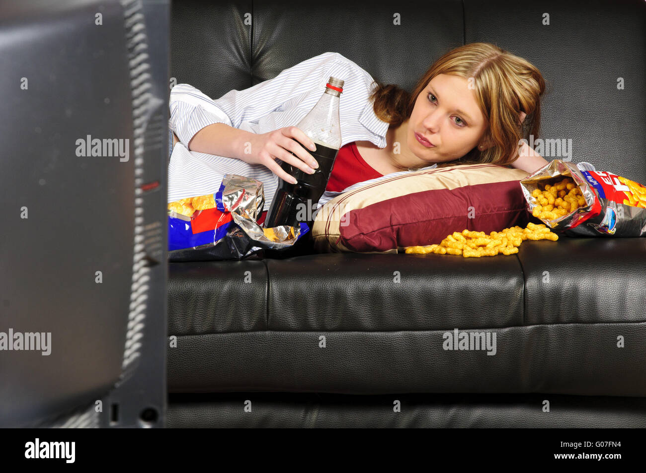 Ragazza adolescente sul divano Foto Stock