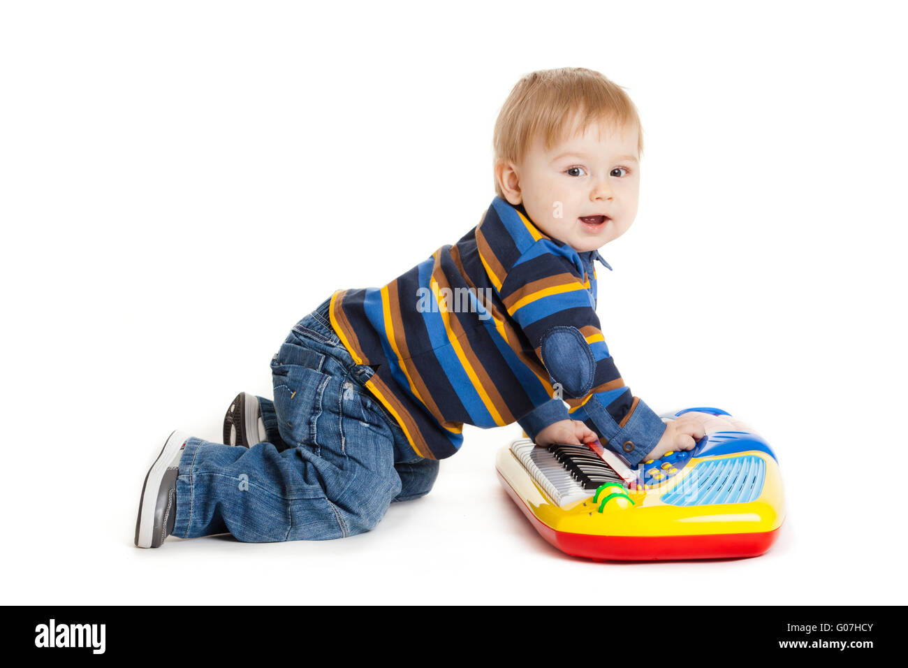 Little Boy e la tastiera su sfondo bianco. f Foto Stock