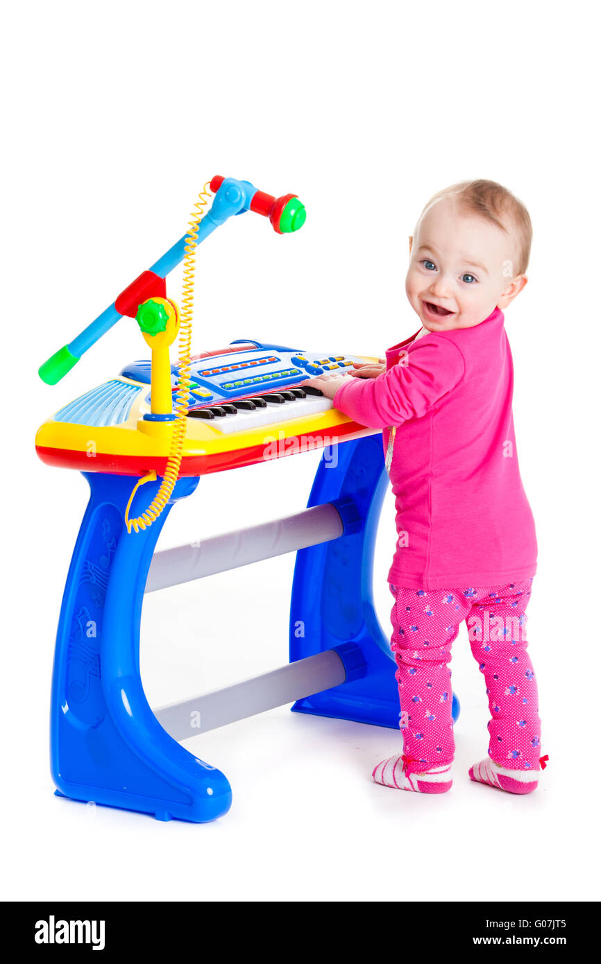 Bambina e la tastiera su sfondo bianco. Foto Stock