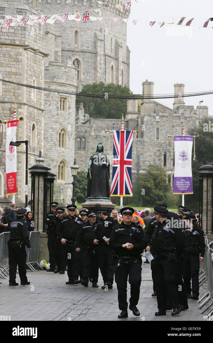Pattuglia di polizia al di fuori del Castello di Windsor in anticipo del Queens novantesimo compleanno 2016. Foto Stock