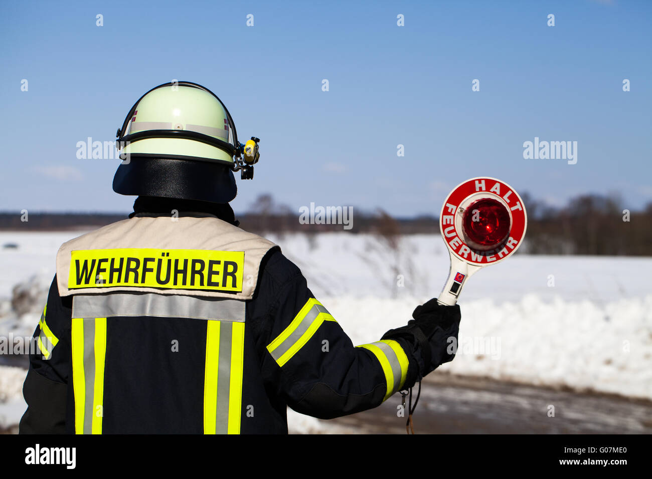 Pompiere fire chief con cazzuola di manutenzione Foto Stock