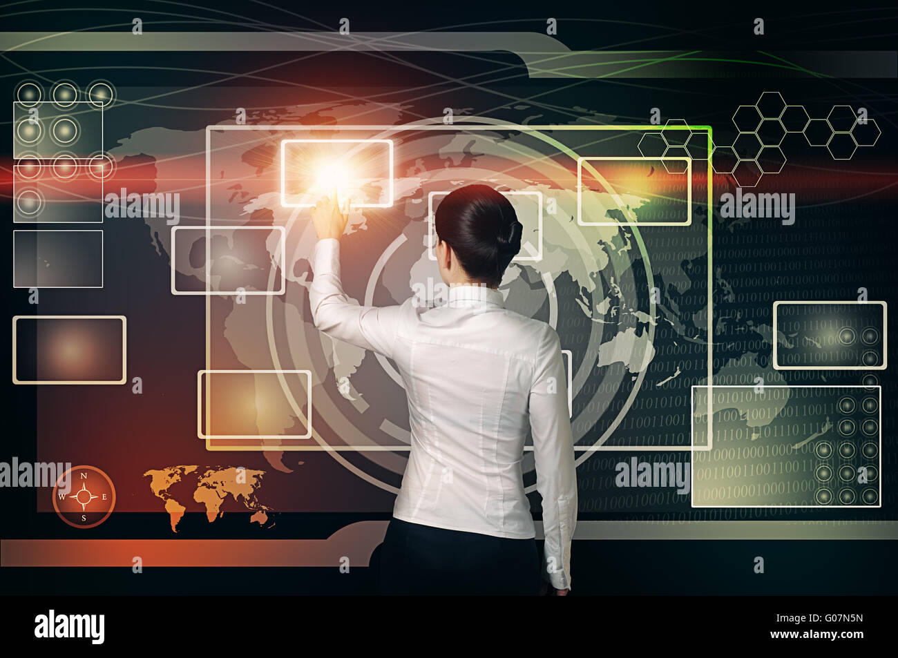 Imprenditrice toccare tasto virtuale nell'interfaccia web Foto Stock