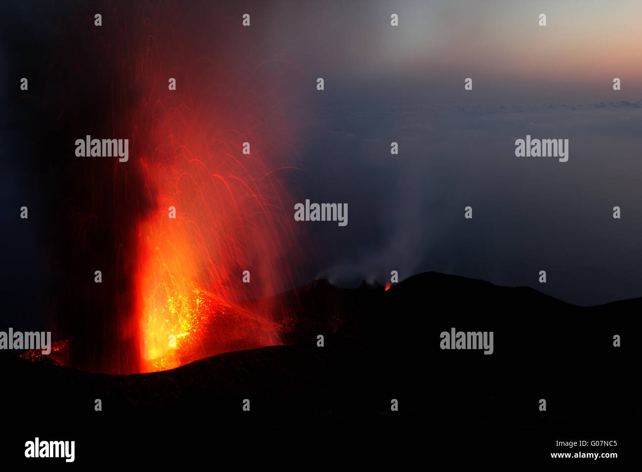 Eruzione del monte Vulcano Strombli Foto Stock