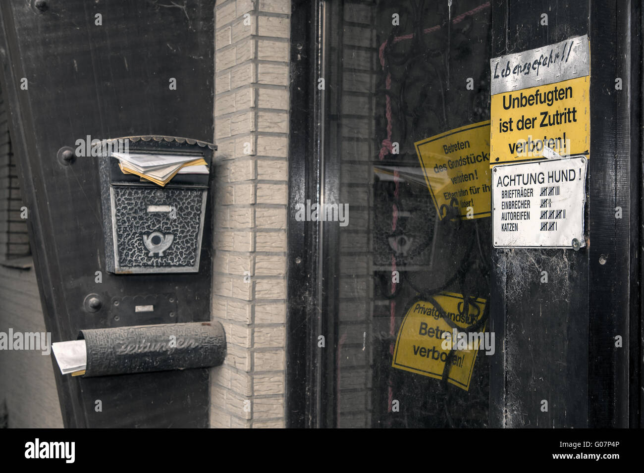 Porta anteriore chiusa con cartelli di divieto e pieno Foto Stock