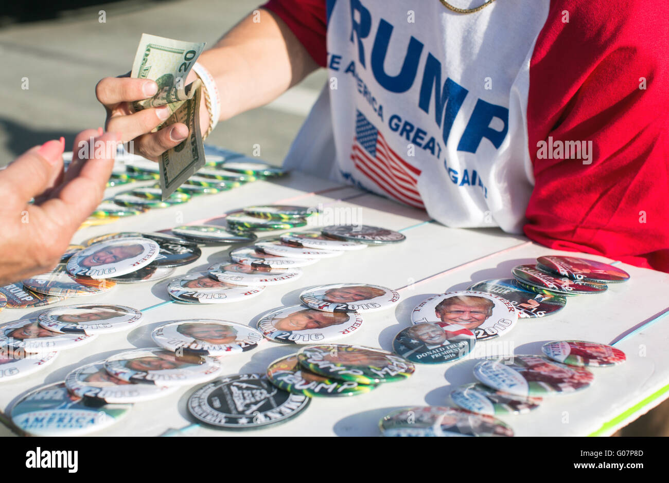 Donald Trump per presidente badge di campagna in vendita presso un rally in California. Foto Stock