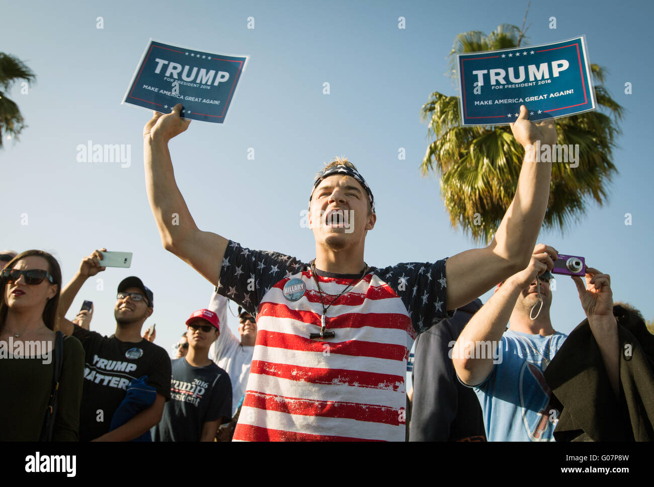 Un Donald Trump per presidente sostenitore al di fuori di una campagna di briscola rally in California. Foto Stock