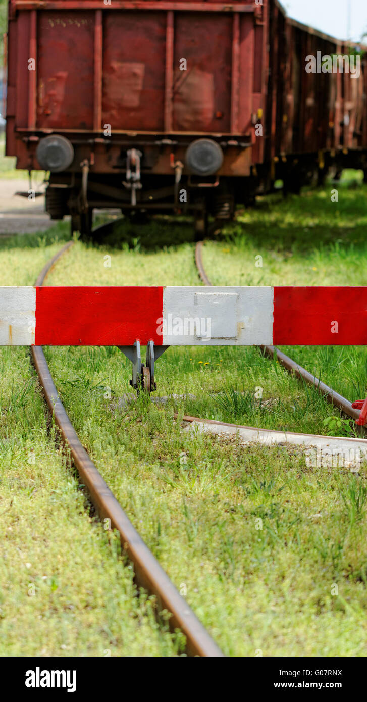 Rosso Bianco barriera per i binari della ferrovia con carro Foto Stock