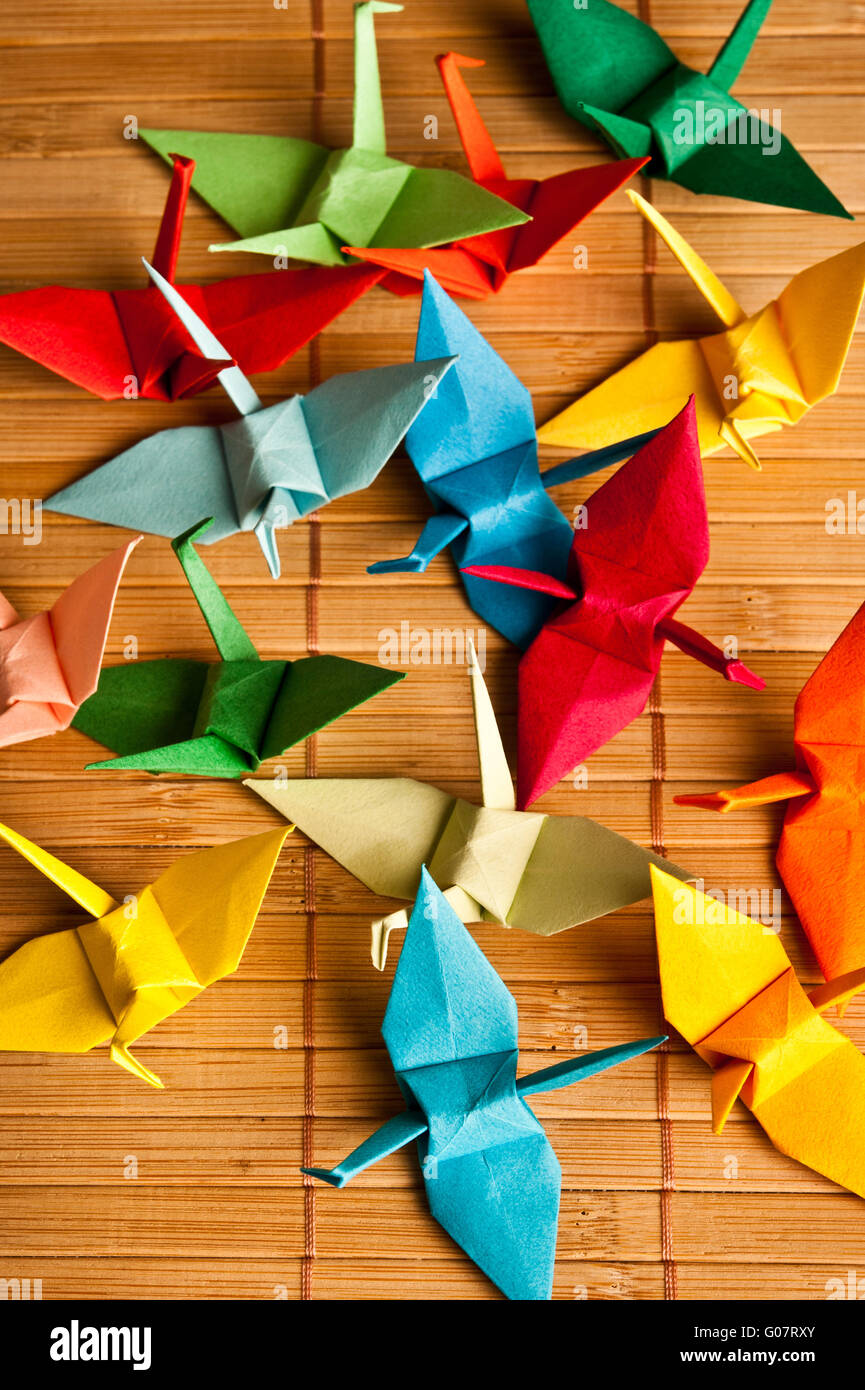 Sparse colorati uccelli origami Foto Stock