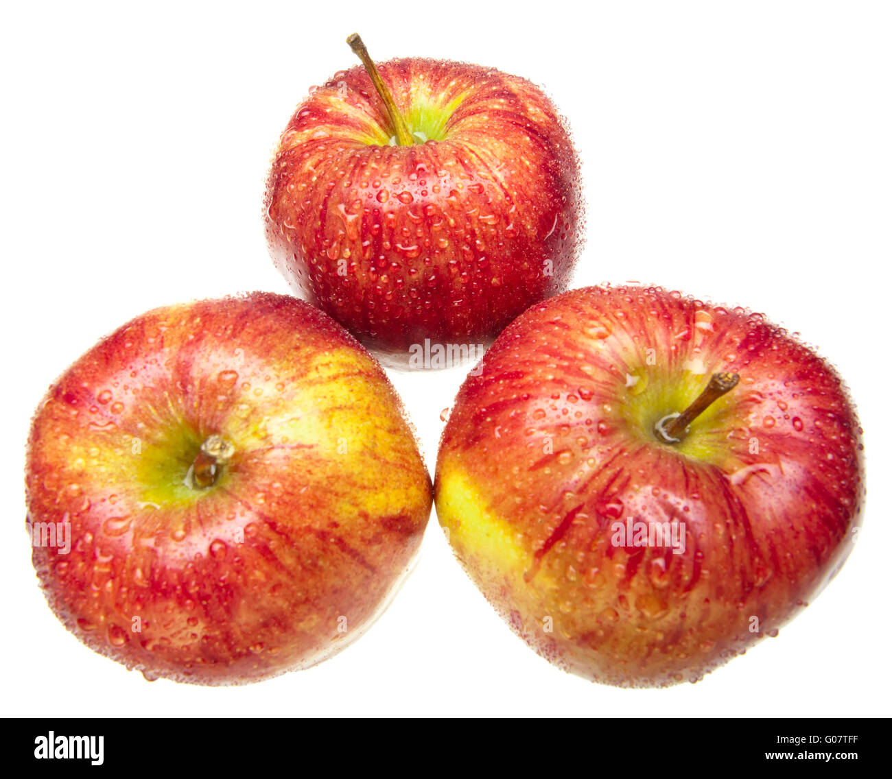 Succosa mela in goccia di acqua su sfondo bianco Foto Stock