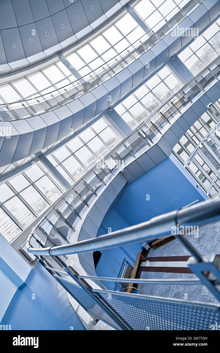 Balcone arrotondata di un ufficio moderno in una tonalità blu Foto Stock