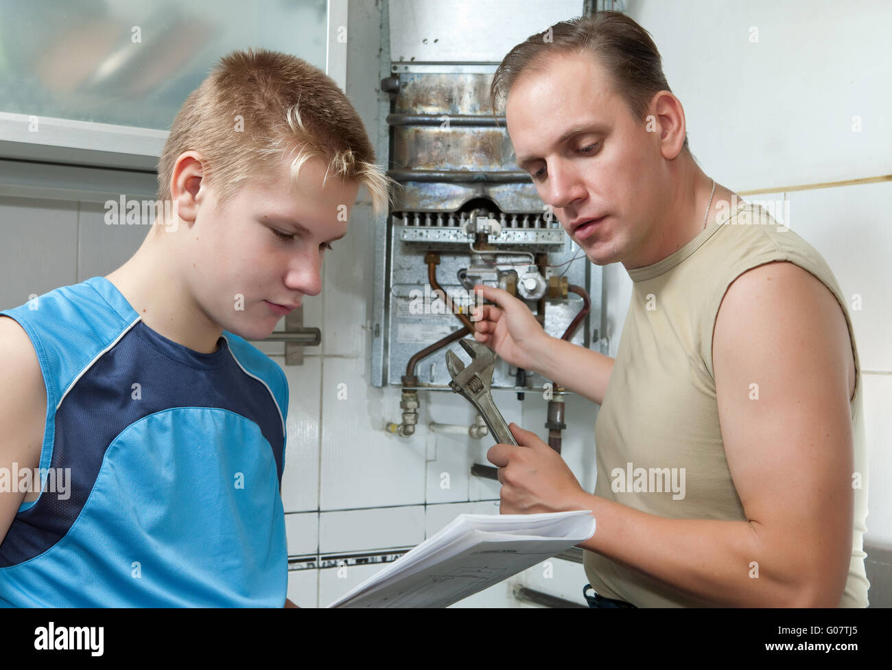 Il padre e il figlio adolescente di guardare insieme il inst Foto Stock