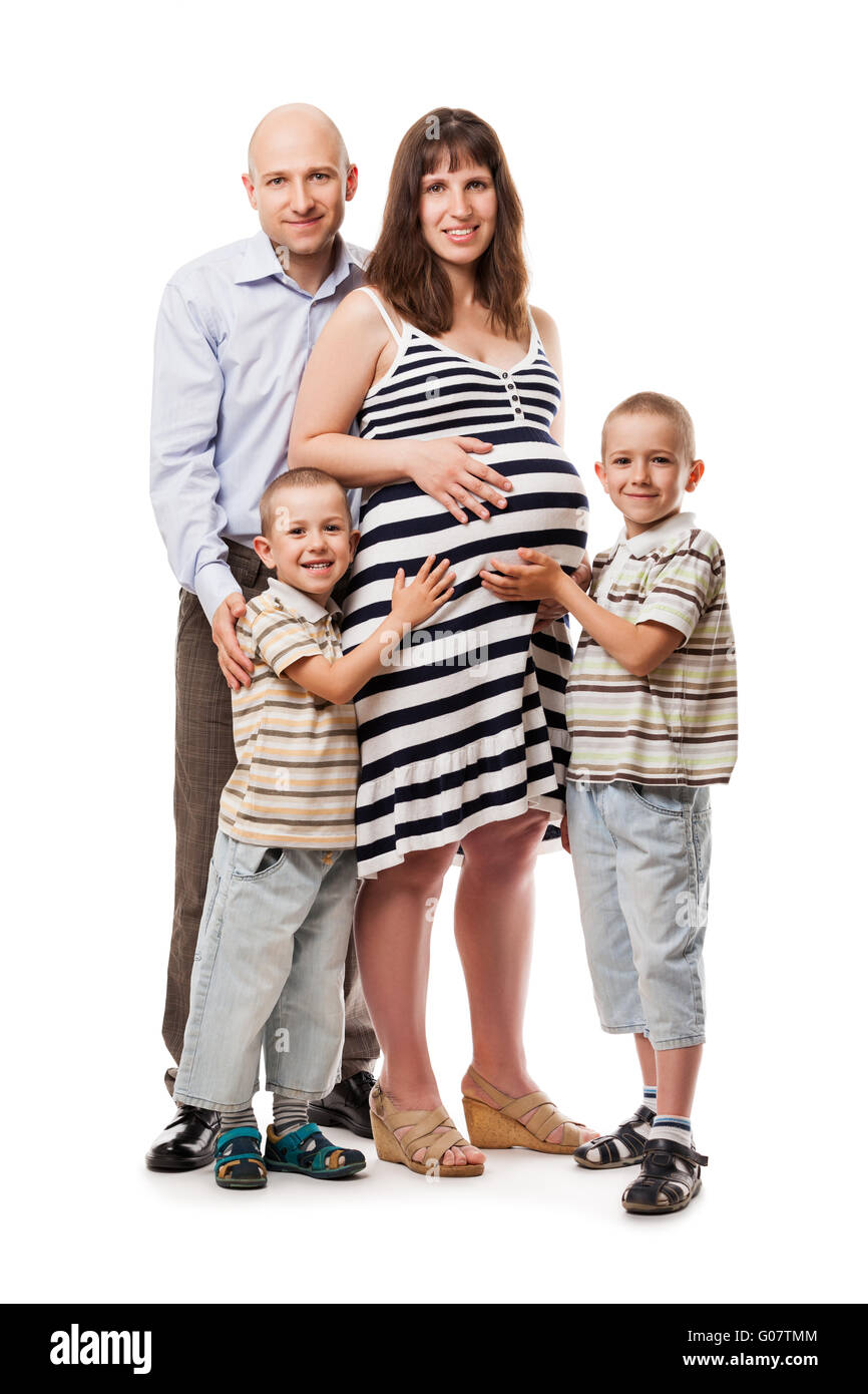 Due piccoli figli con il padre e la madre in stato di gravidanza Foto Stock